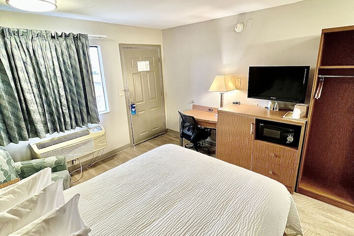 1 Queen Bed (6 of 16)