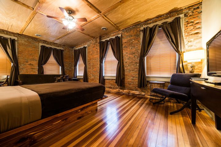 Room 4 of 68