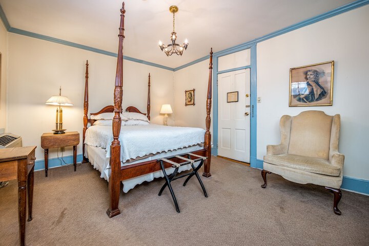 1 Queen Bed (32 of 35)