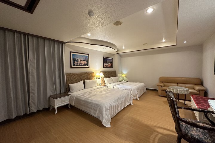 Room 3 of 68