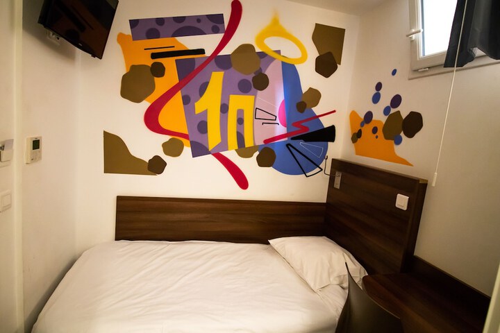 Room 37 of 62