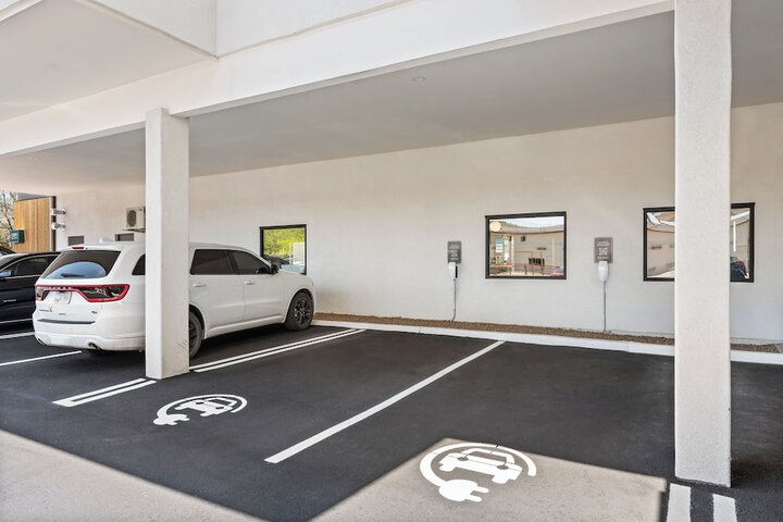 Electric vehicle charging station