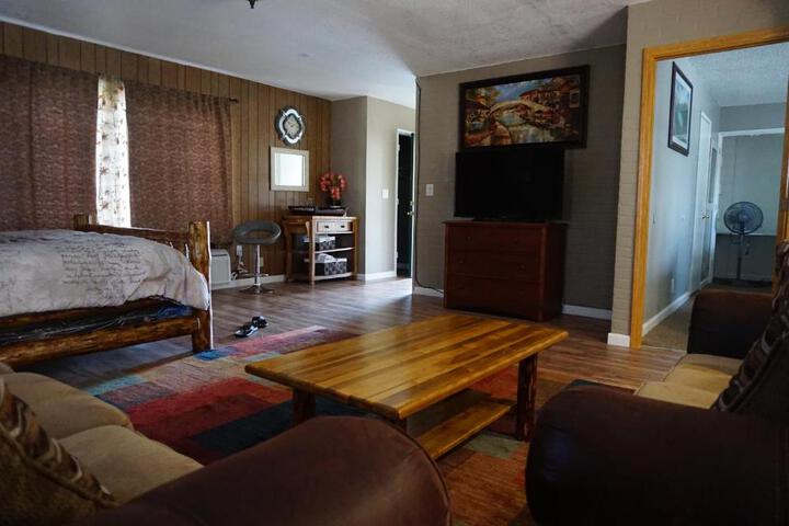 1 Queen Bed (16 of 18)