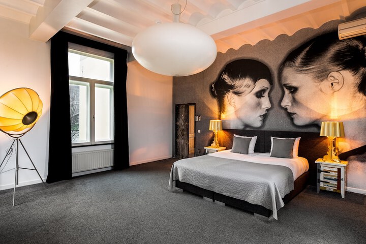 Room 52 of 214