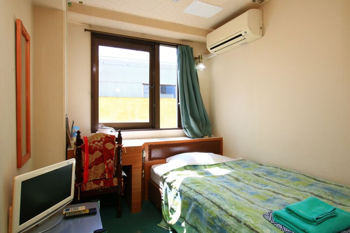 Room 5 of 10