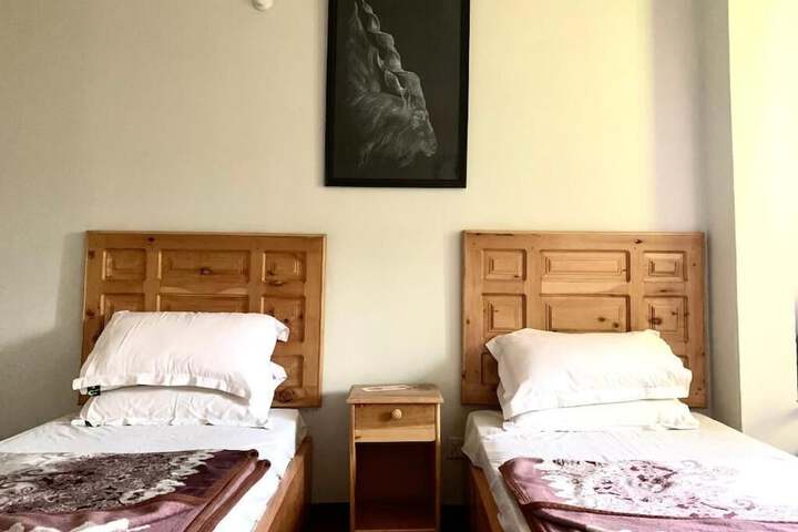 Room 4 of 28