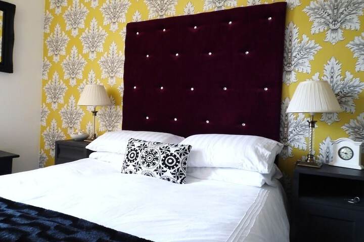 Room 6 of 12