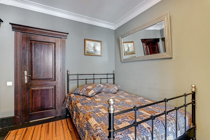 Room 12 of 183