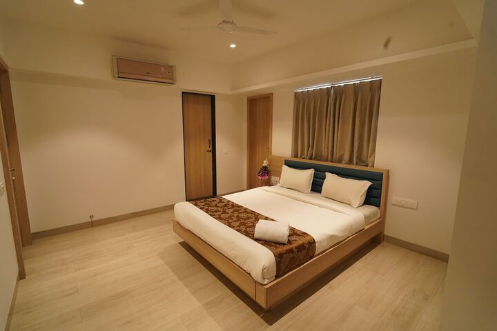 Room 9 of 16