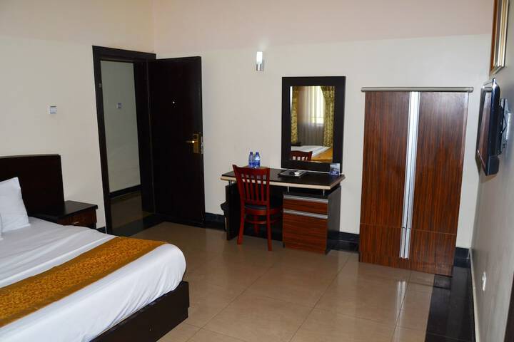 Room 9 of 28