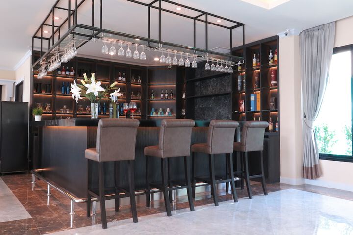 Lounge 105 of 150