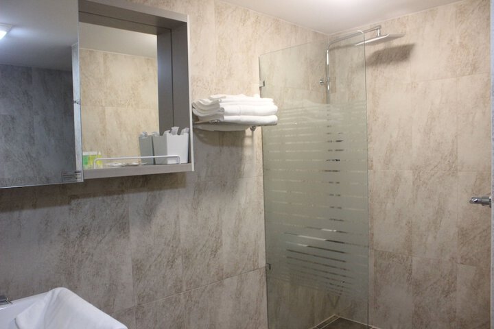 Room 42 of 77