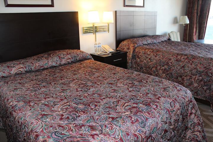 1 Queen Bed (5 of 6)