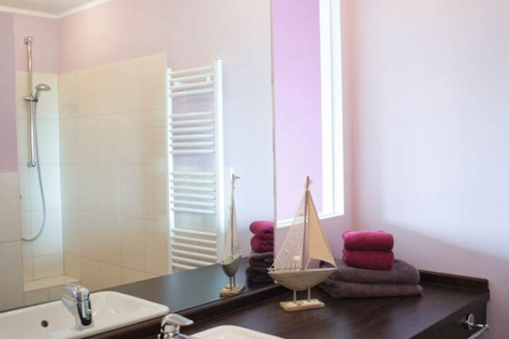 Room 5 of 9