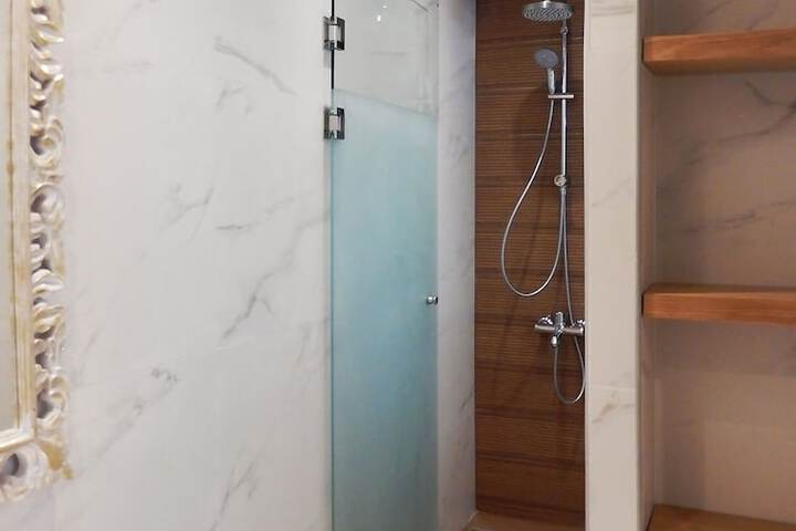 Room 21 of 37