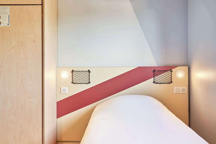 Room 9 of 30