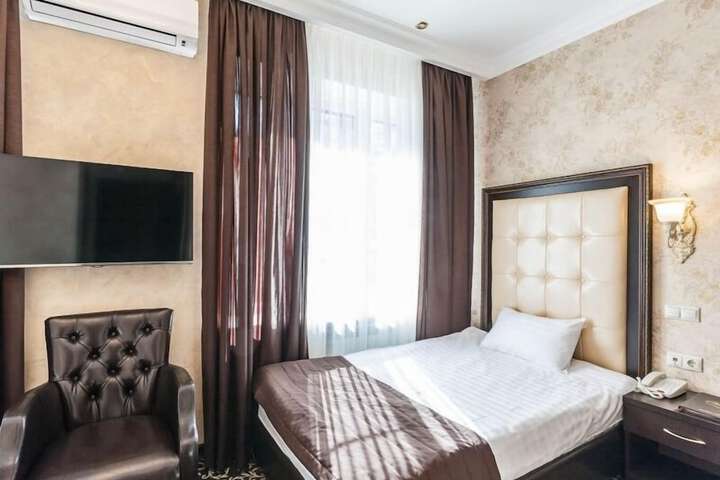 Room 25 of 143