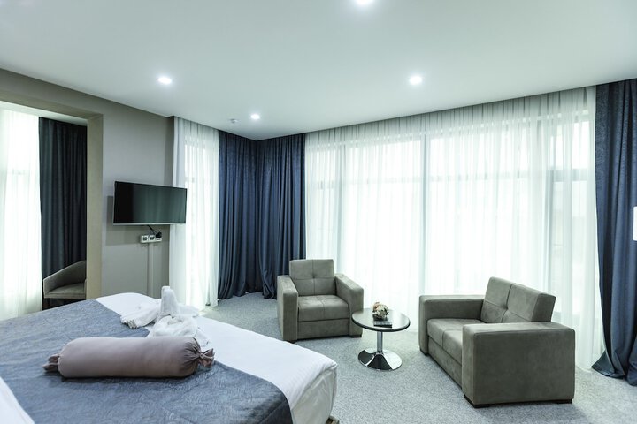 Room 9 of 33