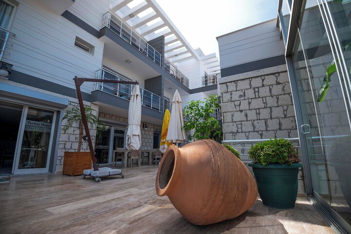 Hotel Exterior 58 of 66