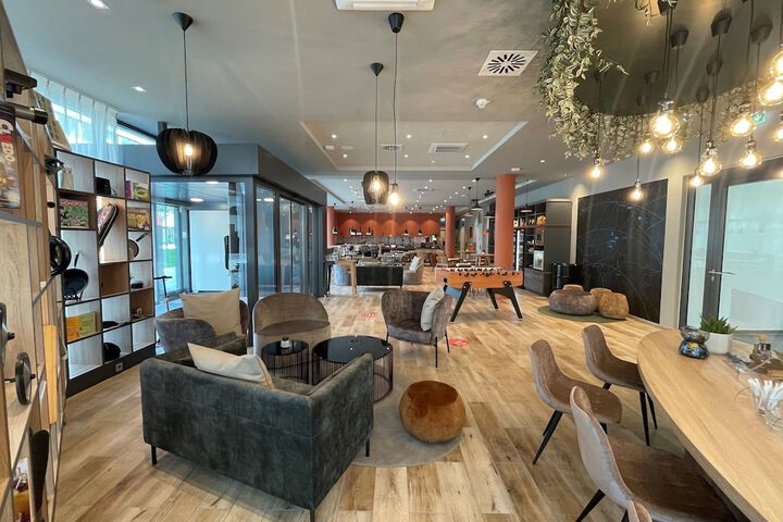 Lobby lounge