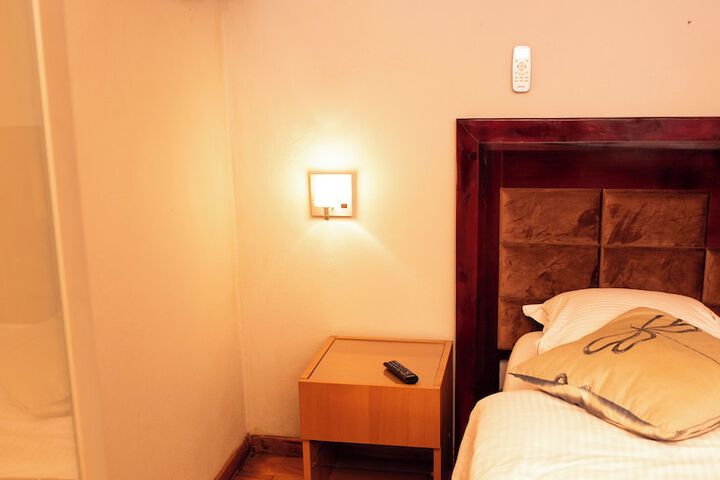 Room 6 of 39