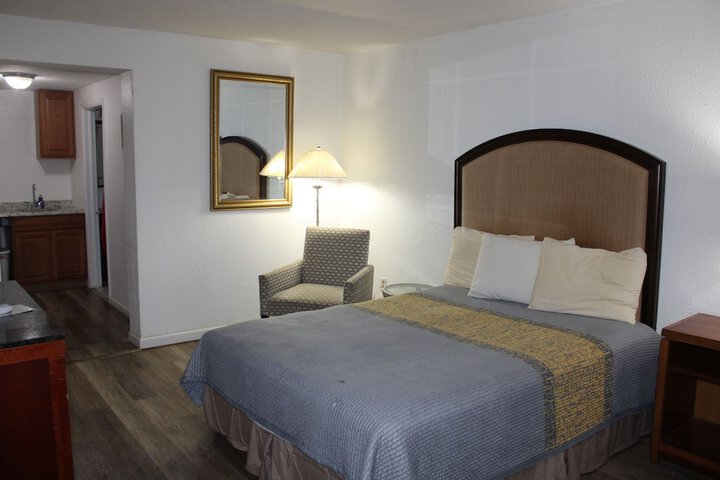 Deluxe Single Queen Bed (45 of 50)