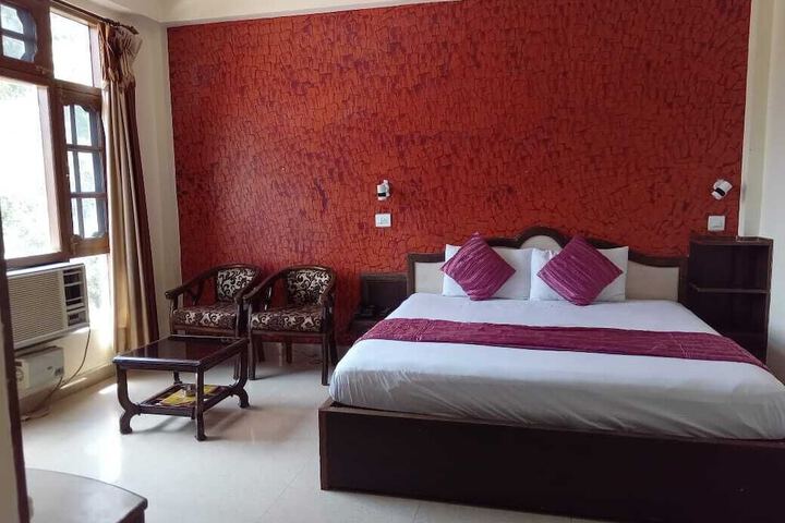 Room 10 of 14