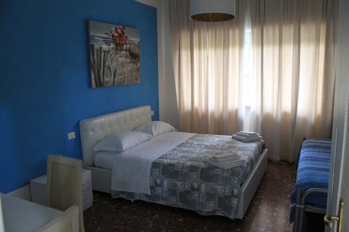 Room 8 of 12