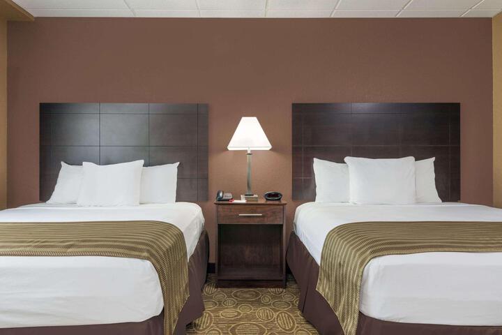 2 Queen Beds (14 of 15)