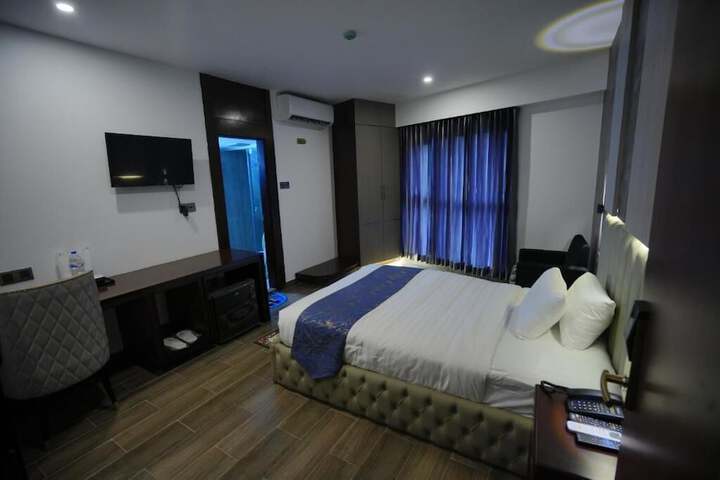 Room 12 of 77