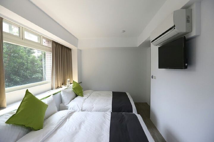 Room 8 of 48