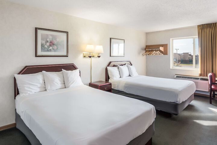 2 Queen Beds (2 of 5)