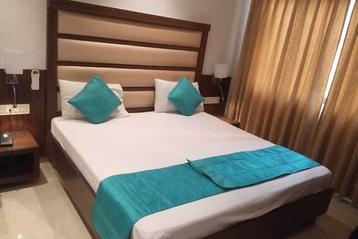 Room 6 of 12
