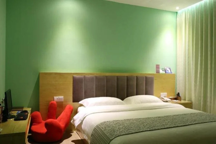 Room 5 of 16