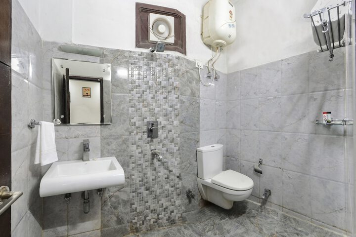 Room 6 of 12