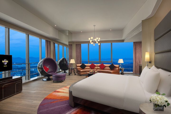 Room 15 of 90
