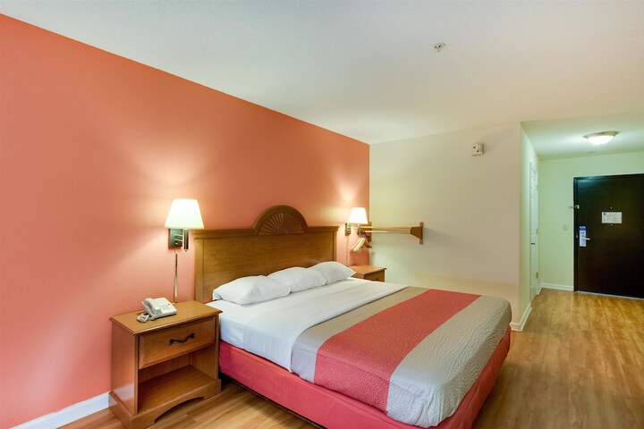 1 King Bed (17 of 19)