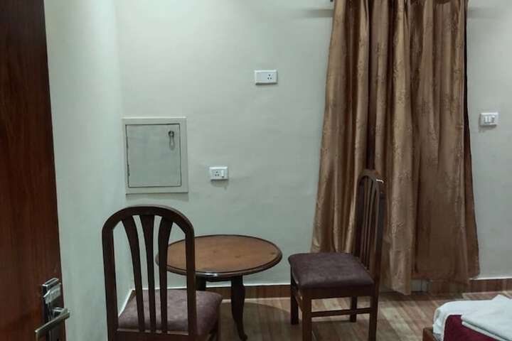 Room 6 of 18