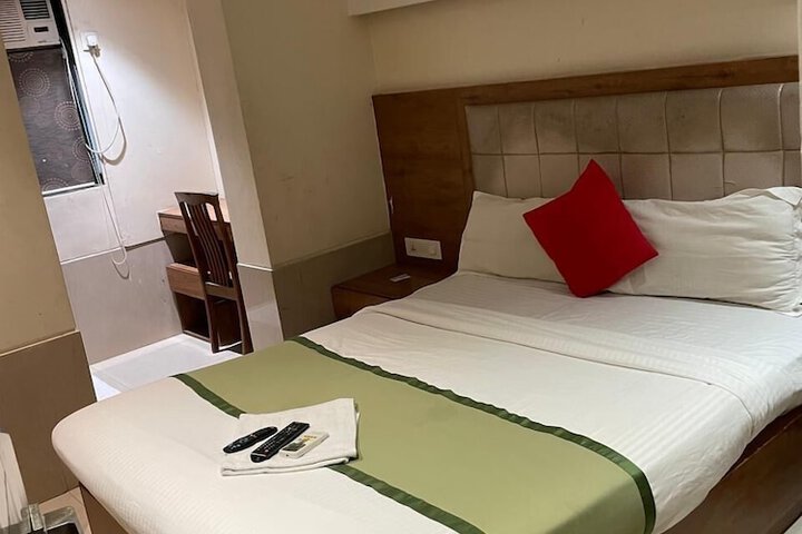 Room 5 of 11