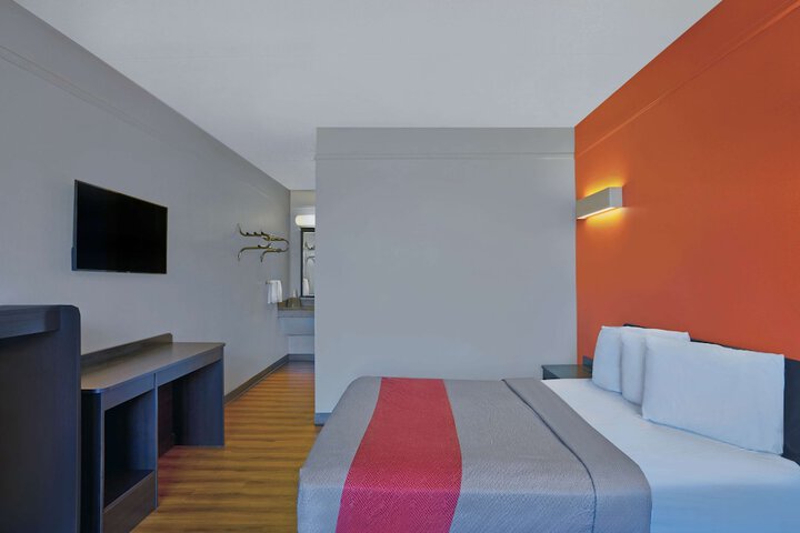 1 King Bed (14 of 17)