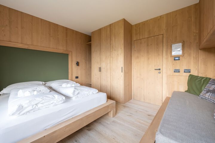 Room 12 of 38