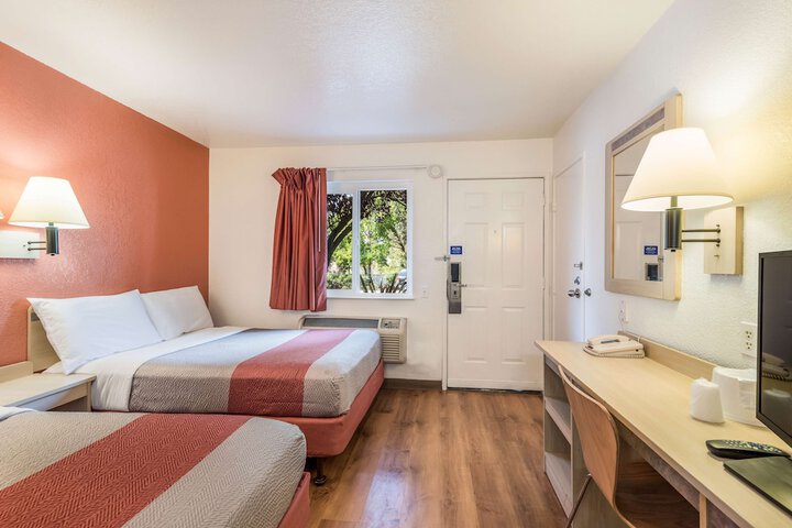 1 Queen Bed (7 of 19)