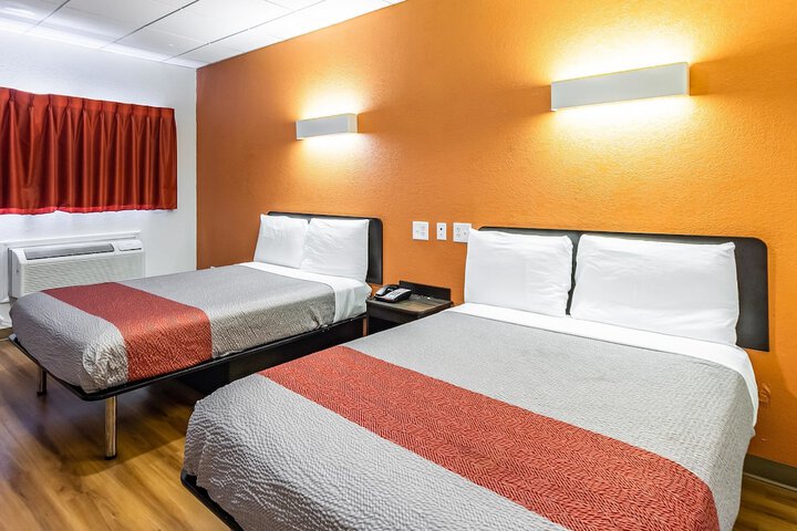 2 Double Beds (13 of 14)