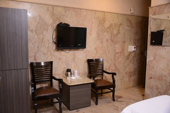 Room 7 of 12