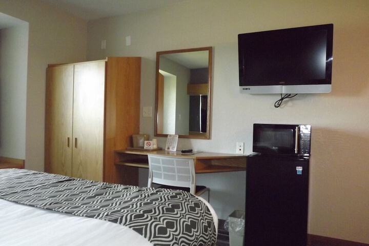 2 Queen Beds Mobility Accessible (12 of 30)