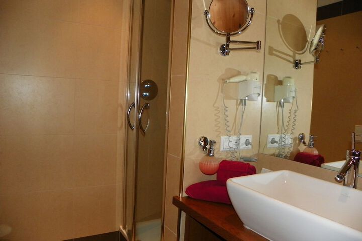Room 32 of 100