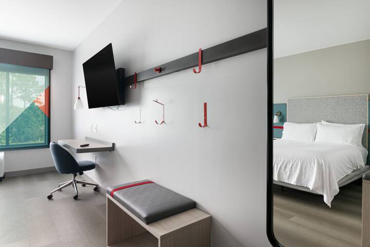 1 King Bed (12 of 15)