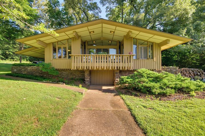 Tranquil Mid-century Modern Cottage w / Forest View