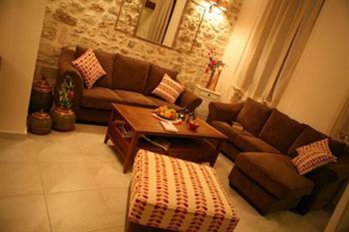 Lounge 18 of 33