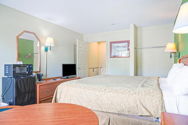1 King Bed (19 of 21)